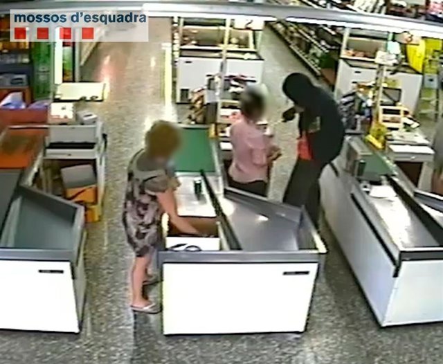 Robatori amb intimidació en un supermercat de Segur de Calafell