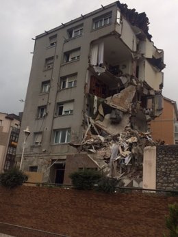 Edificio siniestrado en Santander, por grietas  y derrumbe de la fachada 
