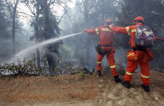 Bomberos combaten un incendio en Sicilia