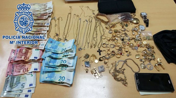 Dinero y objetos intervenidos a los arrestados