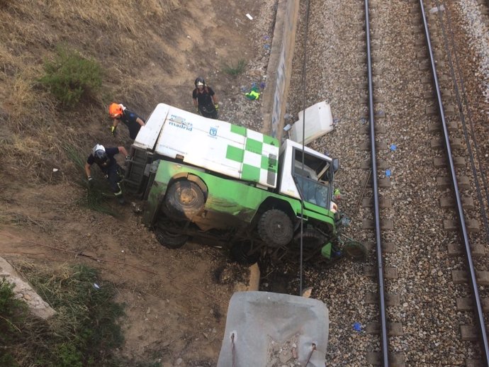 Imagen del vehículo que se precipitó ayer a las vías del tren