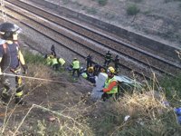 Los trabajadores que sufrieron un accidente cerca del Parque Juan Carlos I siguen ingresados con pronóstico reservado