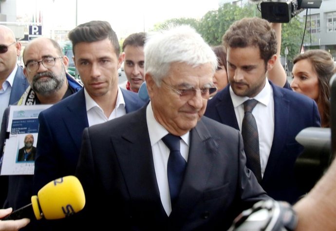 El futbolista Rubén Castro a su llegada a los juzgados junto a su abogado