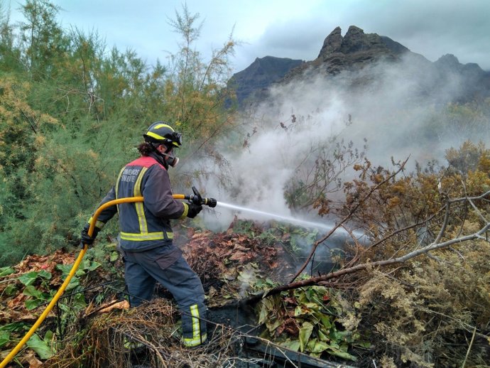 Un bombero interviene en un incendio de rastrojos