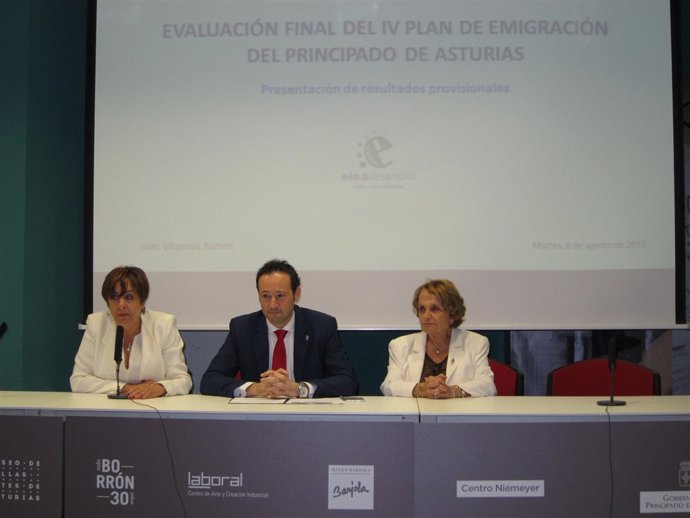 Paz Fernandez Felgueroso Y Guillermo Martinez En Dia Emigracion Fidma