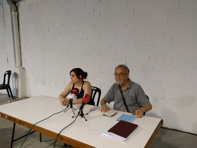 El candidato a liderar Podem Barcelona C.Ros y la militante E.Deusdat.