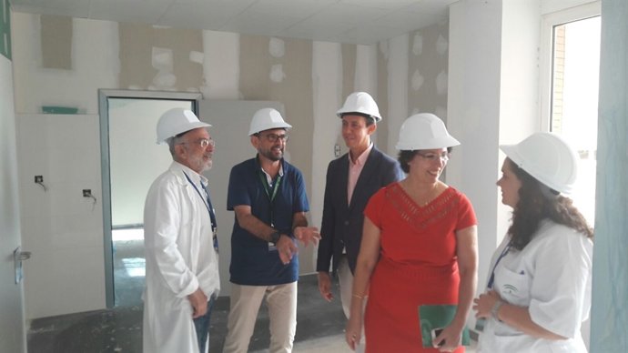La delegada visita obras en el Hospital de Poniente