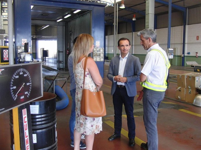 El delegado de Empleo en Huelva, Manuel Ceada, visita la ITV de San Juan.