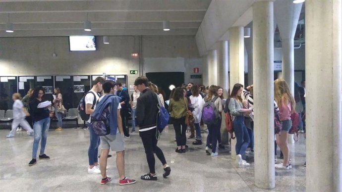 Alumnos esperando para entrar a un examen en la UPNA