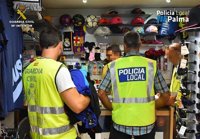 Localizan un almacén dedicado a la falsificación y distribución de complementos para venta ambulante en Palma