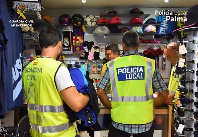 Localizan un almacén dedicado a la falsificación y distribución de complementos para venta ambulante en Palma