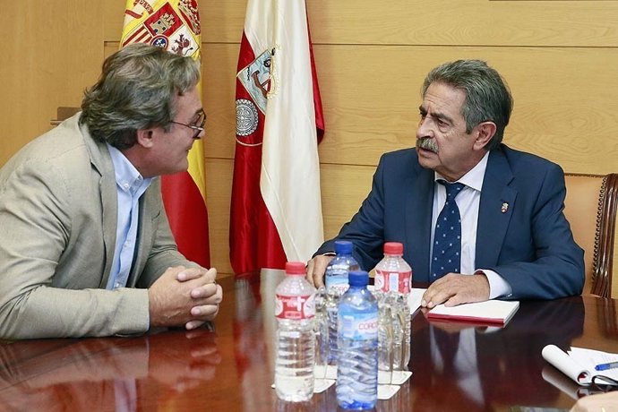 Revilla reunido con el alcalde de Vega de Pas