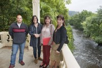 Medio Ambiente y pescadores firman un acuerdo para proteger la cuenca del Bidasoa