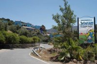 La Diputación de Málaga media para evitar que Júzcar deje de ser pueblo pitufo