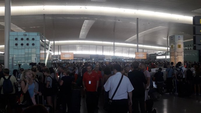 Cues als controls de seguretat de l'Aeroport de Barcelona-El Prat