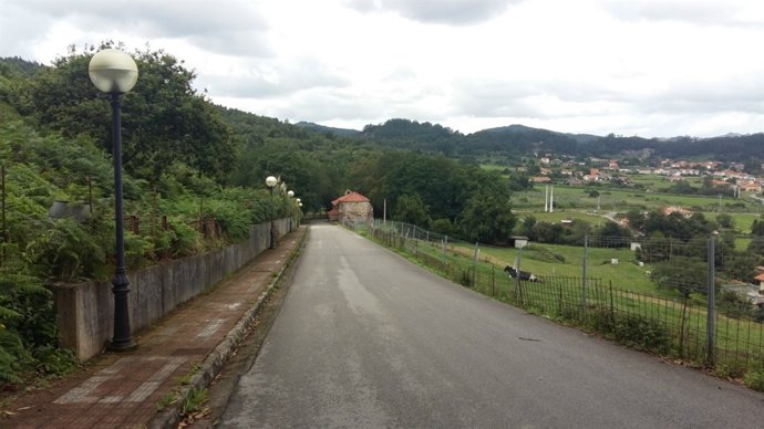Revilla de Camargo. Carretera. Pueblo. Municipio. Cantabria. Densidad población
