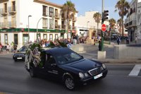 Un millar de vecinos de Tarifa arropa a la familia de la joven fallecida en el hotel