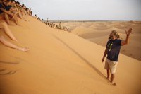 Más de 80 adolescentes recorren Marruecos conviviendo con nómadas en el Atlas y atravesando el desierto de Chebby
