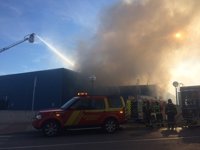 Extinguido un incendio en una nave industrial de una fábrica de plásticos en Vicálvaro