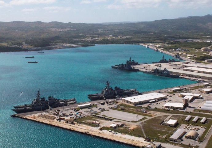 Buques de la Armada estadounidense en el puerto de Apra, en Guam.
