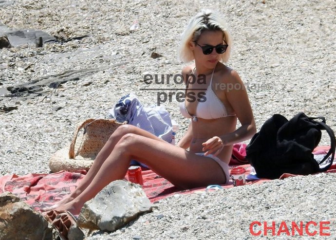 Ana Fernández y su madre, la pareja perfecta para disfrutar de un día de playa