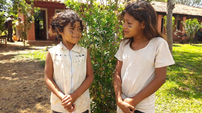 Niñas de la etnia indígena mbya guaraní en Paraguay