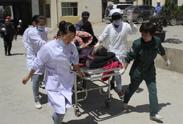 Personal médico chino trasladan a heridos tras el terremoto