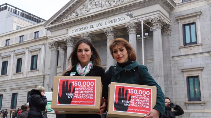 Vanessa Skewes y Juana Rivas frente al Congreso de los Diputados 