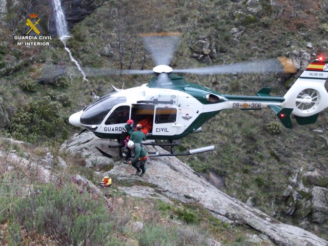 Helicóptero de la Guardia Civil durante el rescate en Jerte