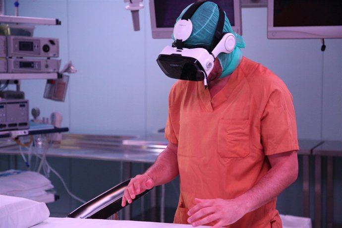 Estudiant de cirujía seguint una operació amb ulleres de realitat virtual