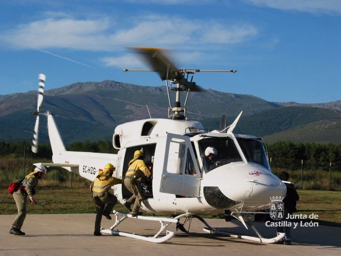 Imagen de uno de los helicópteros del operativo contra incendios