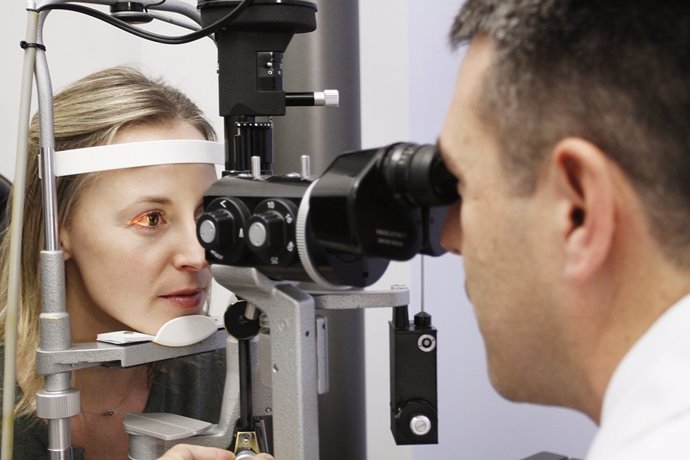 Oftalmólogo revisando la vista a la paciente 