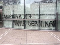 Realizan pintadas en la sede de la Agencia Vasca de Turismo en Bilbao