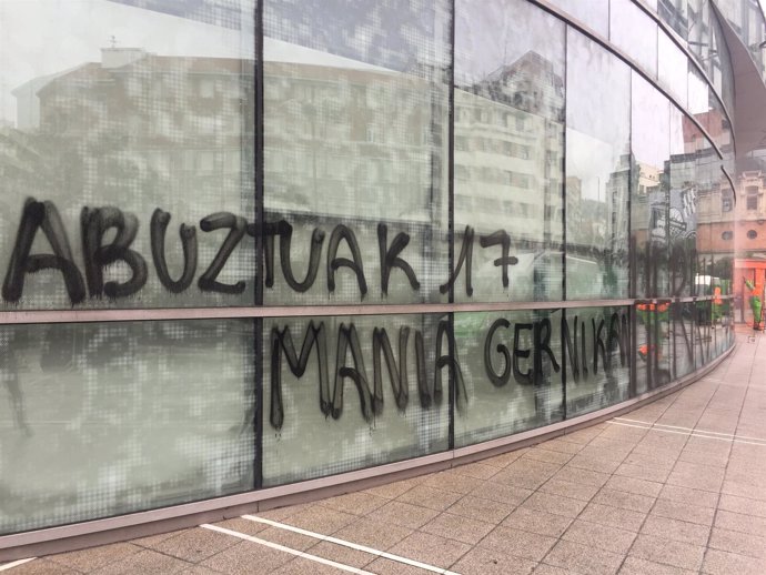 Pintadas en la sede de Basquetour en Bilbao