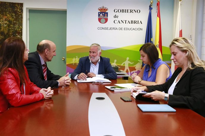 Ramón Ruiz con el alcalde de San Felices de Buelna, José A. González Linares