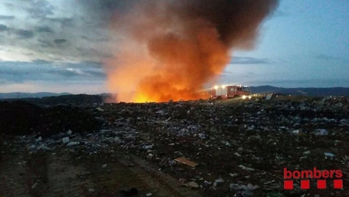 Incendio en un vertedero en Hostalets de Pierola (Barcelona)