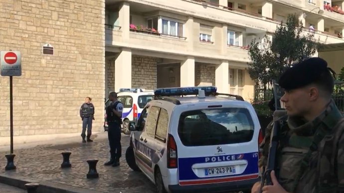 Un hombre atropella en París a militares franceses