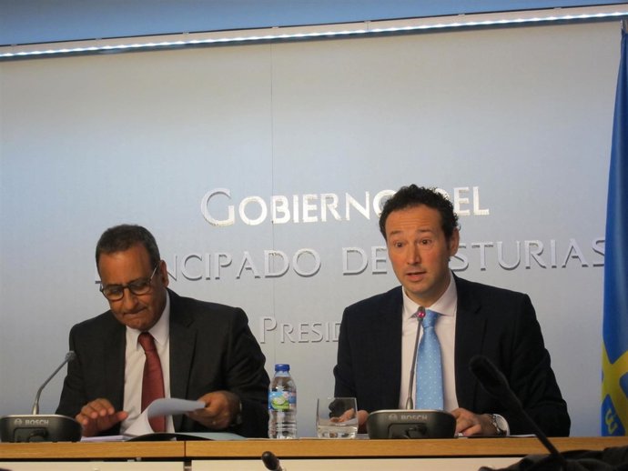 Los consejeros Guillermo Martínez y Fernando Lastra en rueda de prensa