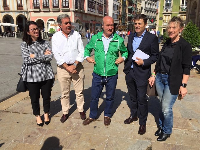 Luis Venta, en el centro