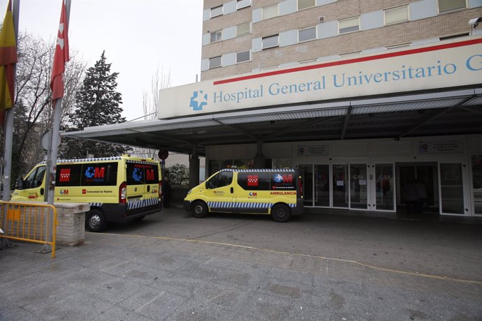 Urgencias del Hospital Gregorio Marañón en Madrid, ambulancia, ambulancias
