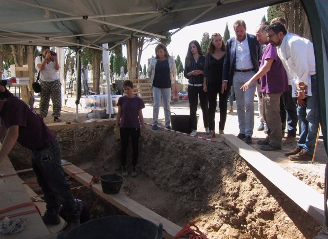 Visita de representantes del PSOE y del Ayuntamiento a las fosas de El Carmen