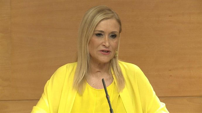 Cifuentes insta a Colau a actuar con "contundencia"