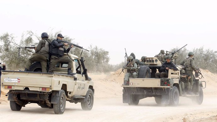 Militares tunecinos cerca de la frontera con Libia en una imagen de archivo