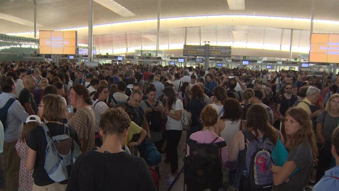 Colas en el Prat siguen en un lunes en el que "no habrá acuerdo"