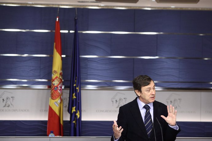 Rafael Hernando en rueda de prensa en el Congreso