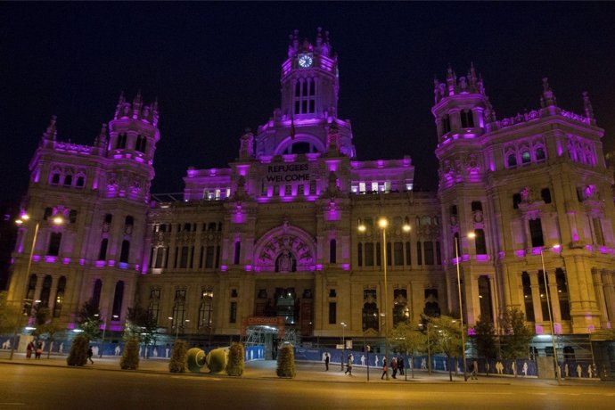 Palacio de Cibeles iluminado.