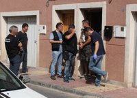 Detenidos dos individuos por intentar matar por desavenencias a un vecino que se encontraba con su hijo menor