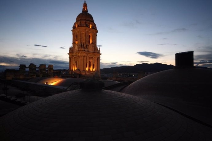 Catedral cubiertas málaga visita nocturna noche de los fuegos