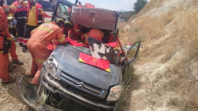 Rescatan a tres personas atrapadas en un vehículo