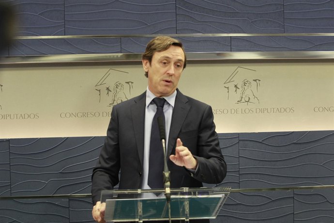 Rafael Hernando en roda de premsa al Congrés